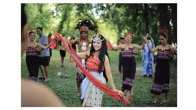 6 Gaya Menawan Krisdayanti Pakai Baju Adat Timor Leste yang Curi Perhatian