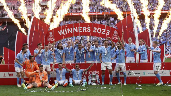 Para pemain Manchester City merayakan kemenangan Piala FA usai final di Stadion Wembley, London, Sabtu 3 Juni 2023. (Adam Davy/PA via AP)