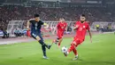 <p>Pemain Timnas Indonesia, Calvin Verdonk (kanan) berusaha menghalau bola tendangan pemain Jepang, Wataru Endo pada laga lanjutan putaran ketiga Grup C Kualifikasi Piala Dunia 2026 di Stadion Utama Gelora Bung Karno (SUGBK), Senayan, Jakarta, Jumat (15/11/2024). (Bola.com/Bagaskara Lazuardi)</p>