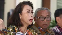 Ketua Pansel KPK Yenti Ganarsih memberikan keterangan mengumumkan peserta lulus dari tes profile assesment calon pimpinan KPK periode 2019-2023 di Jakarta, Jumat (23/8/2019). Sebanyak 20 orang lulus untuk kemudian menjalani tes kesehatan serta wawancara dan uji publik. (Liputan6.com/Angga Yuniar)