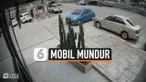 MOBIL PARKIR MELUNCUR MUNDUR KE JALAN RAYA, BAHAYAKAN PENGGUNA JALAN
