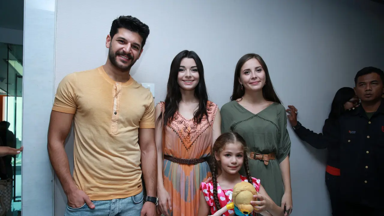 [Bintang] Para pemain serial televisi Elif