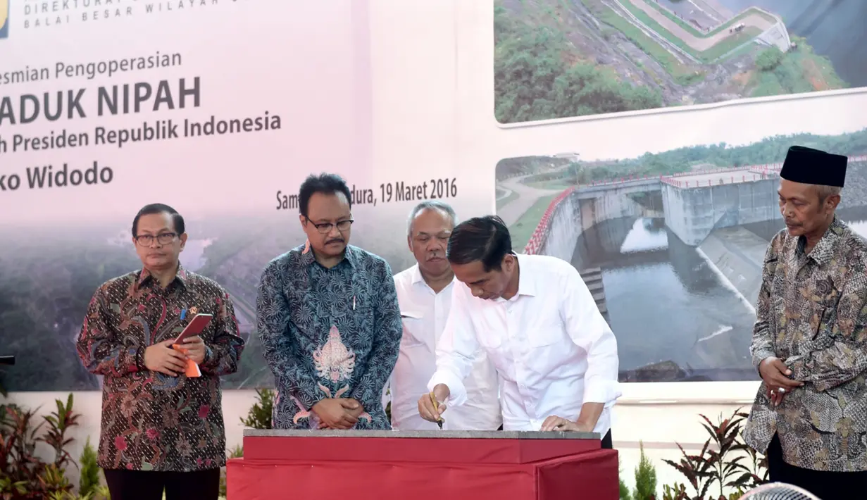 Presiden Jokowi menandatangani prasasti saat peresmian pengoperasian Waduk Nipah di Sampang, Madura, Jatim, Sabtu (19/3). Kapasitas volume air Waduk Nipah adalah 6 juta meter kubik. (Setpres/Cahyo)