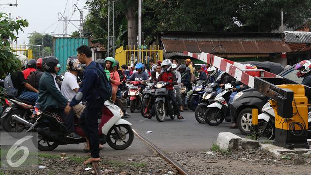 20161006- Tingkah Pemotor Saat Terobos Palang Pintu Perlintasan Kereta