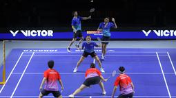 Yuta Watanabe (kiri atas) dari tim Lightning berusaha mengembalikan kok ke arah tim Rockets dalam laga pertama 3v3 Badminton XL 2025 di Istora Senayan, Jakarta, Sabtu (04/10/2025). (Bola.com/Bagaskara Lazuardi)