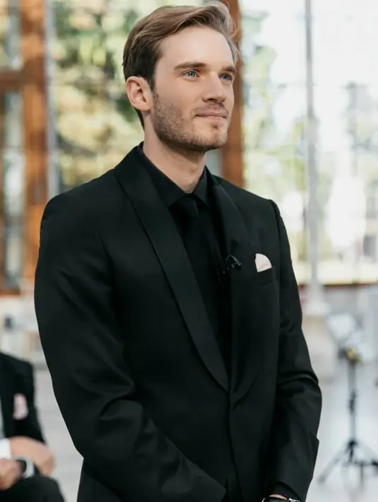 Dalam upacara pernikahannya, PewDiePie juga terlihat menggunakan setelan jas serba hitam dengan detail berwarna putih dibagian saku. Gaya PewDiePie satu ini pun berhasil menarik perhatian publik karena dirinya terlihat begitu menawan. (Liputan6.com/IG/@pewdiepie)