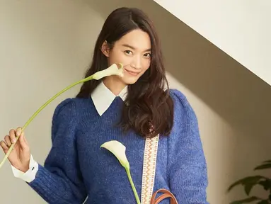 Tampil dengan kemeja putih yang dipadukan sweater biru, penampilan casual Shin Min Ah ini juga bisa jadi inspurasi. Gaya casual wanita 37 tahun ini juga cocok dikenakan saat hangout. (Liputan6.com/IG/@illusomina)