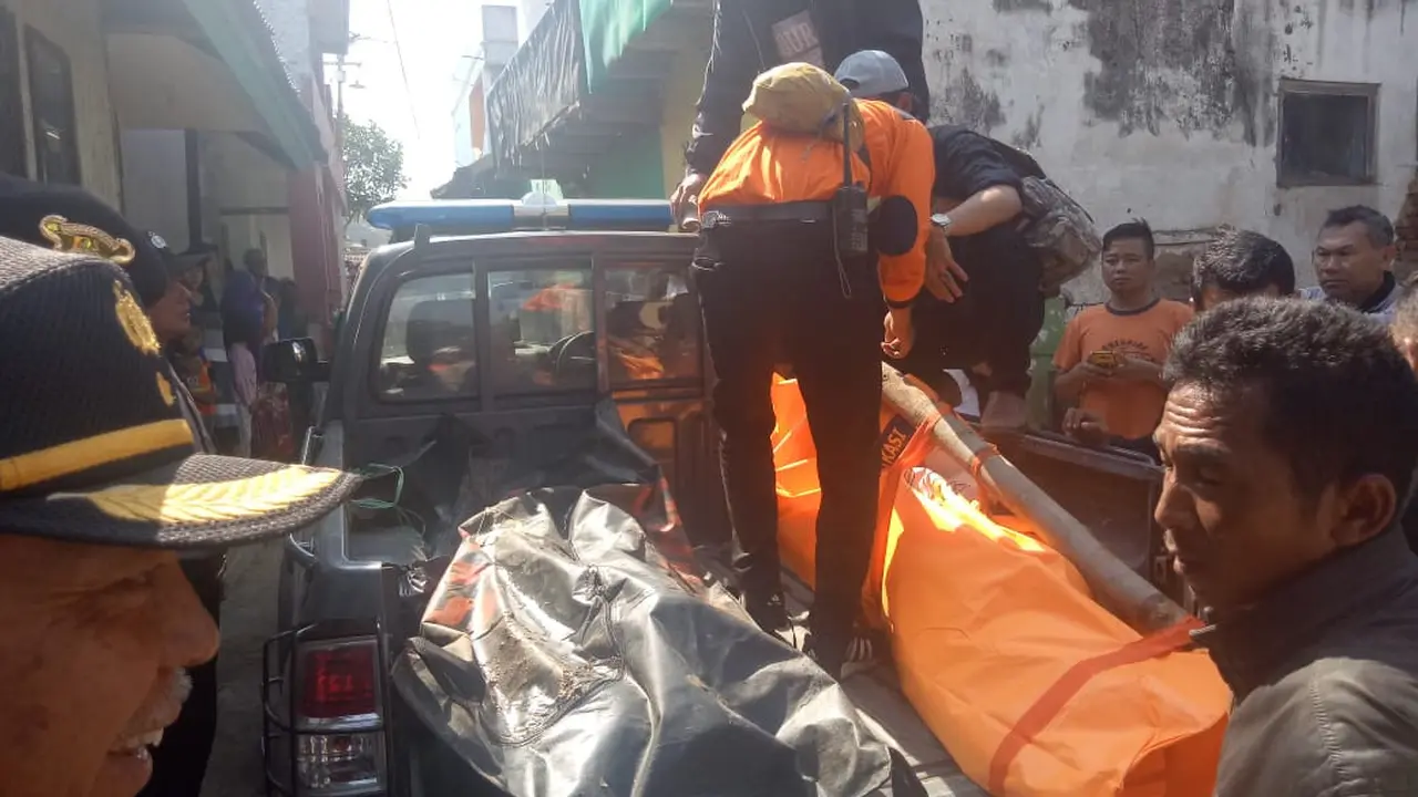 Petugas mengangkat mayat tanpa identitas dari sungai Cimanuk, Garut