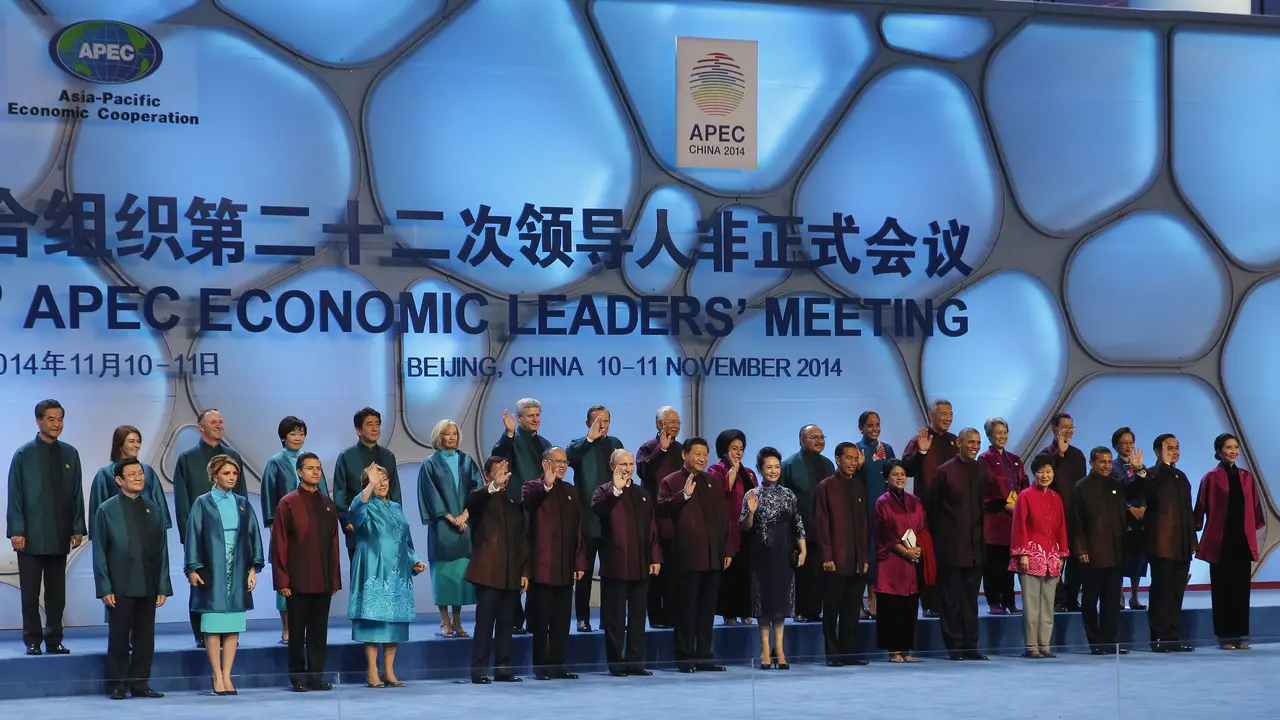 Penampakan Pakaian KTT APEC dari Masa Ke Masa