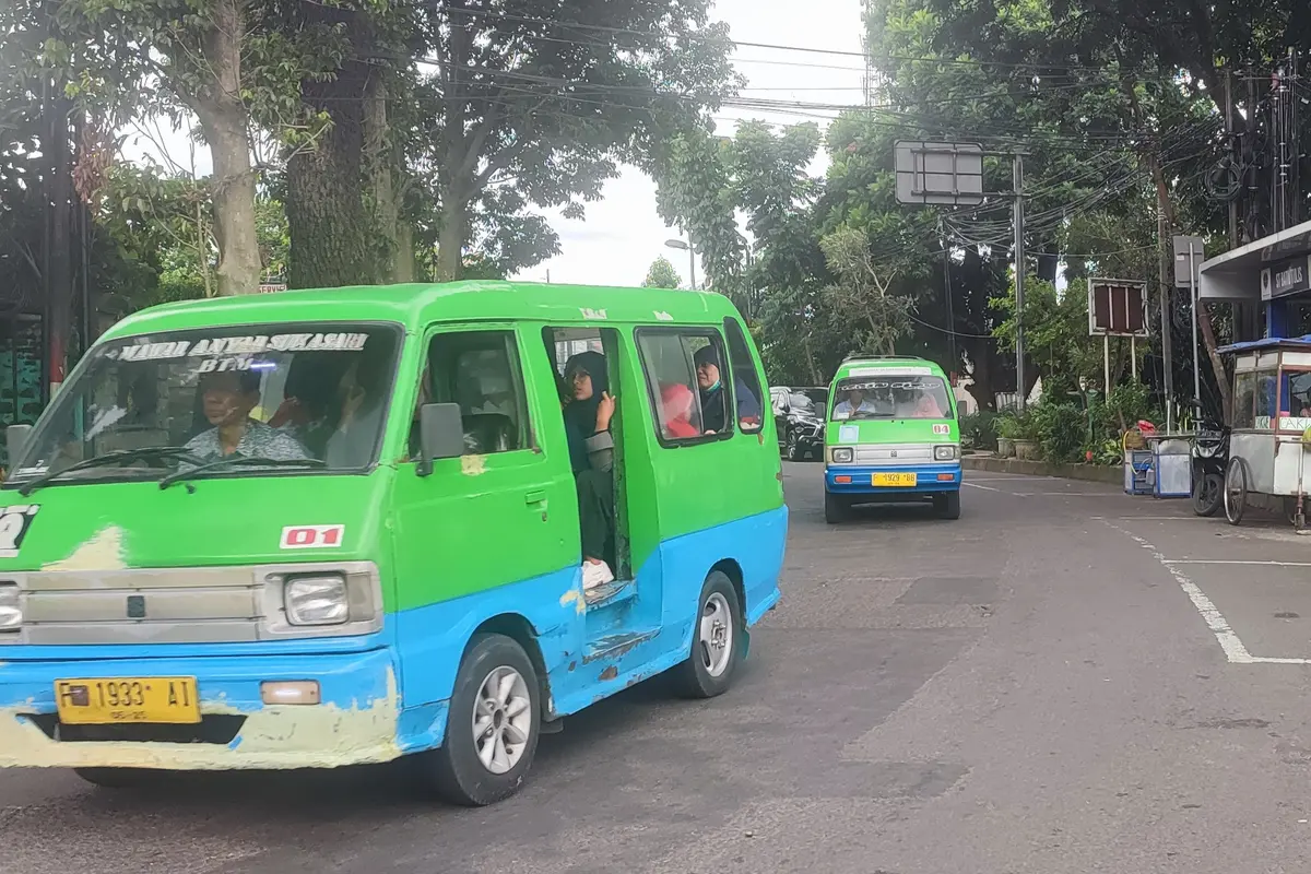 Angkutan kota (Angkot) di Kota Bogor, Jawa Barat, mulai menyesuaikan tarif dengan kenaikan harga BBM bersubsidi.