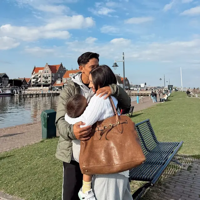 Definisi Couple Goals, Gaya Kompak Jennifer Bachdim dan Irfan Bachdim Momong Anak Saat Mudik ke Belanda