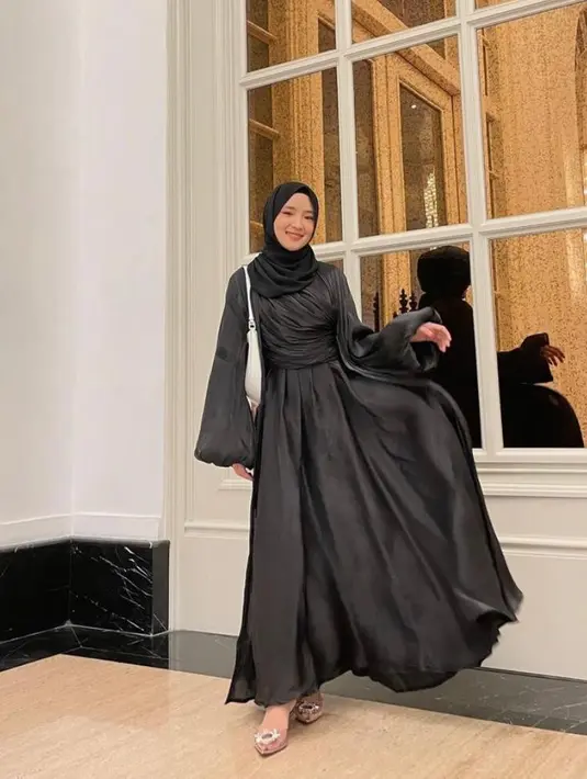 Nissa Sabyan tampil elegan berbalut dress hitam dengan lengan berpotongan cuff balloon sleeve. [@nissa_sabyan].