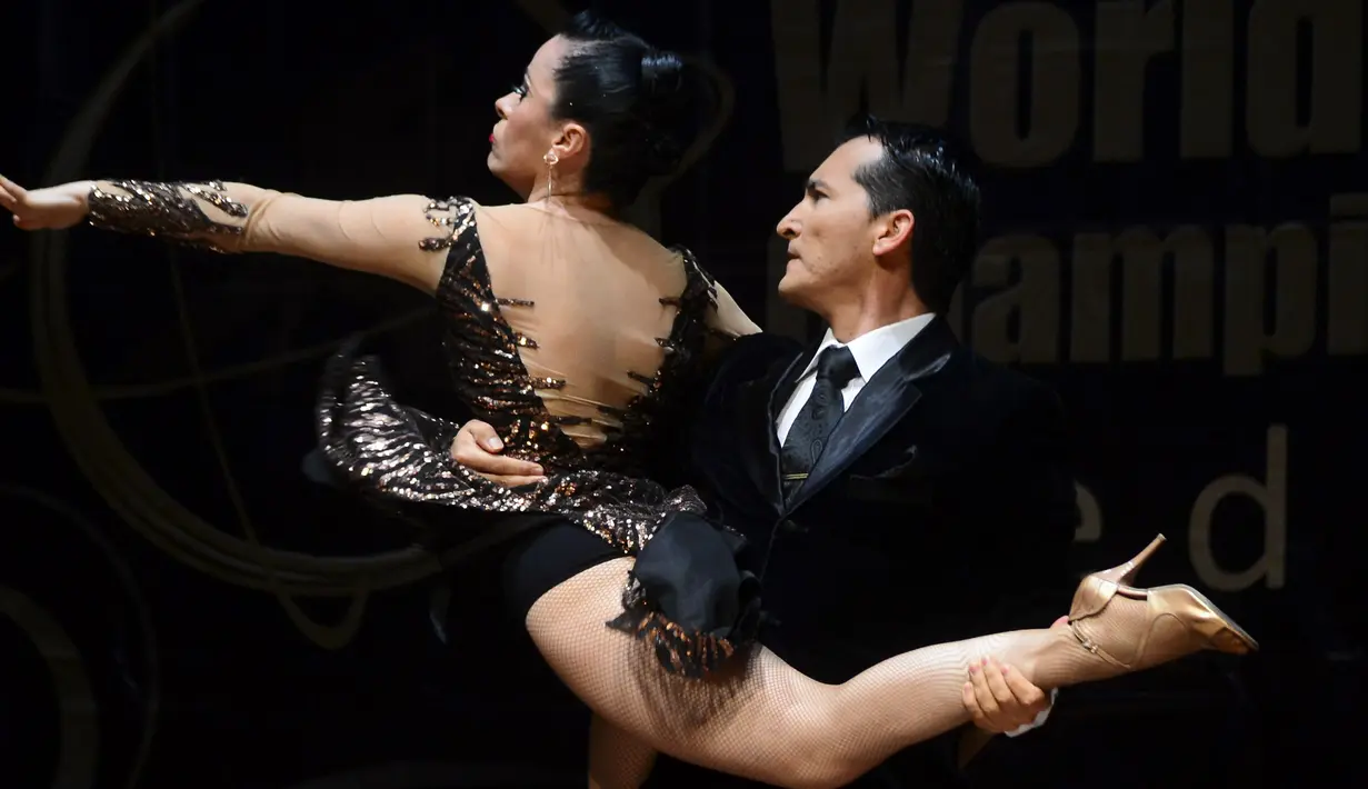 Pasangan penari Kolombia, Diana Gonzalez dan John Rendon menunjukkan kebolehannya saat bersaing pada Kejuaraan Dunia Tari Tango di Medellin, Kolombia, 18 Juni 2016. (Raul Arboleda/AFP)