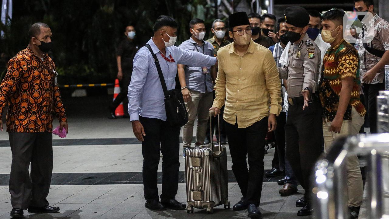 KPK Tangkap dan Bawa Bupati Bangkalan Abdul Latief ke Jakarta