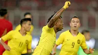 Pemain Timnas Malaysia, Mohamadou Sumareh, merayakan gol ke gawang Timnas Indonesia di SUGBK, Jakarta, Kamis (5/9/2019). (Bola.com/Peksi Cahyo)