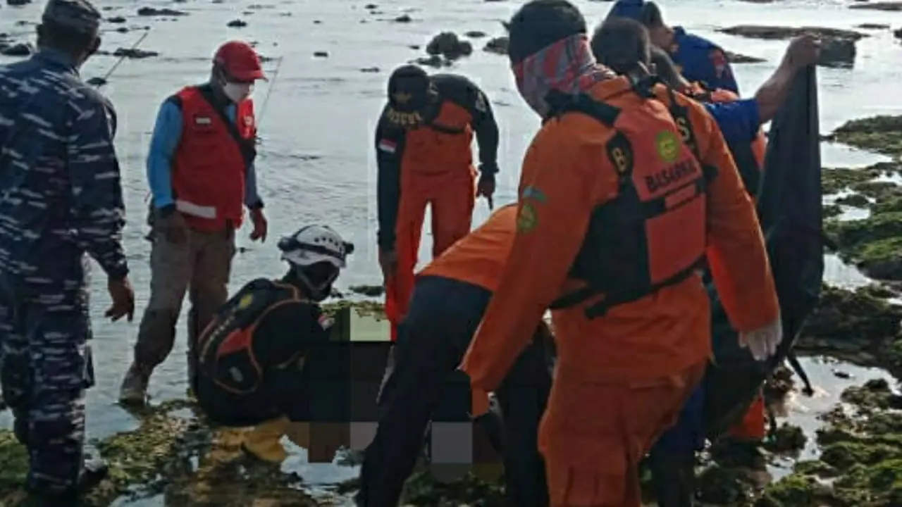 Tim SAR mencari wisatawan tenggelam di Pantai Batu Bengkuang Malang. (Dian Kurniawan/Liputan6.com)