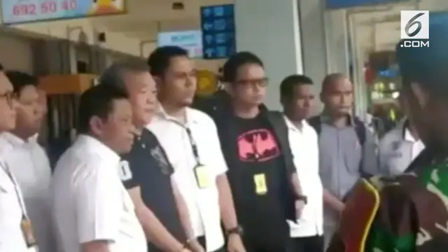 Johar Lin Eng ditangkap Satgas Anti-Mafia Bola di Bandara Halim Perdanakusuma, beberapa saat setelah mendarat dari Solo menggunakan pesawat Cilitink QG-122.