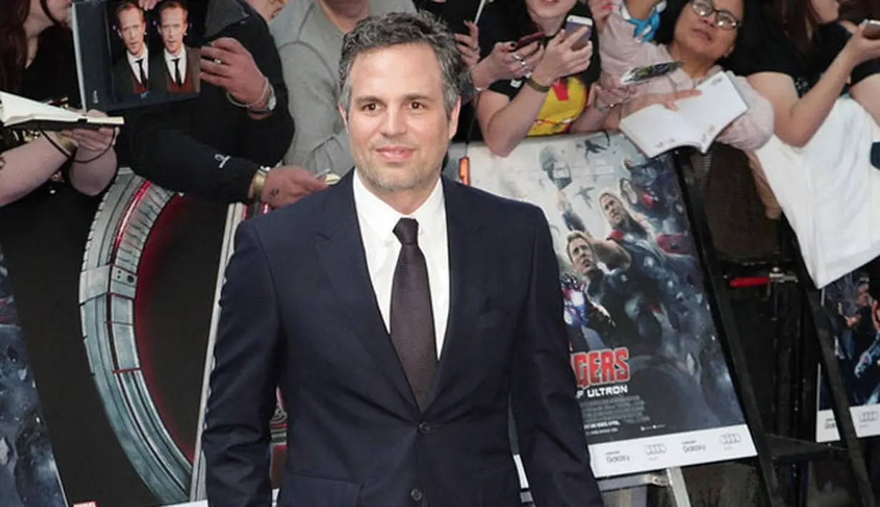 Semoga saja Mark Ruffalo tidak menjadi Hulk saat menghadiri acara premier Avengers: Age Of Ultron di London. (via buzzfeed.com)