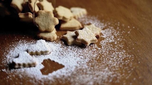 Ilustrasi hampers Imlek, kue kering