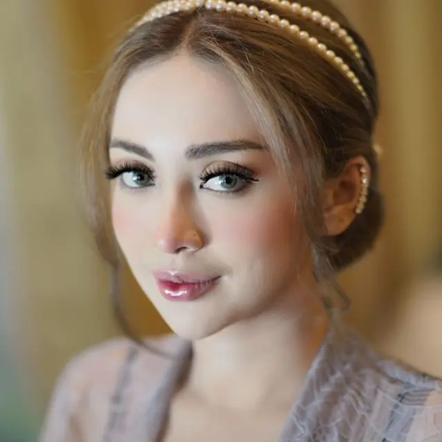 6 Potret Detail Busana dan Makeup Cupi Cupita saat Menikah, Memesona