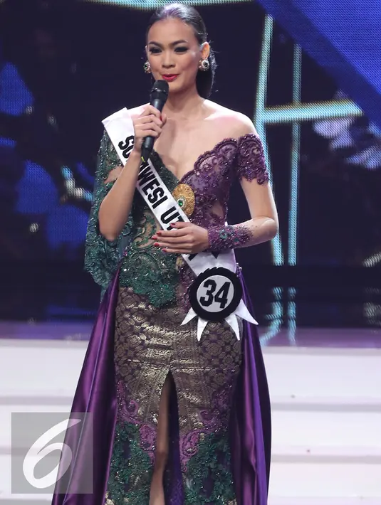 Finalis dari Sulawesi Utara Kezia Roslin saat menjawab pertanyaan dalam acara grand final Putri Indonesia 2016 di Jakarta Convention Center, Jakarta, Jumat (20/2/2016). (Liputan6.com/Herman Zakharia)