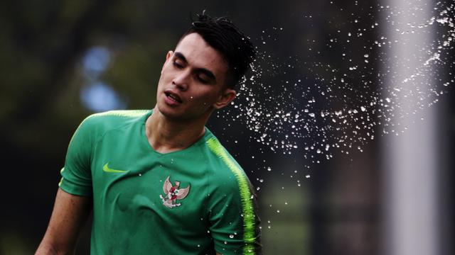 Kiper Timnas Indonesia U-22, Nadeo Argawinata, mengibaskan rambut. (Bola.com/Vitalis Yogi Trisna)