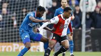 Ibrahim Sangare (kiri) dari PSV Eindhoven berebut bola dengan Quinten Timber dari Feyenoord&nbsp;dalam pertandingan Eredivisie Belanda antara Feyenoord dan PSV di Feyenoord Stadion de Kuip pada 5 Februari 2023. (Pieter Stam de Jonge / ANP / AFP)