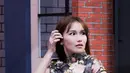 Riasan wajahnya pun terlihat natural dengan fokus pada complexion flawless, sedikit blush yang memberi efek fresh, serta sentuhan soft pink pada bibir yang semakin mempermanis penampilannya. [@ayutingting92].