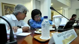 Menteri Lingkungan Hidup dan Kehutanan Siti Nurbaya (kanan) saat menghadiri rapat terbatas di Kantor Presiden, Komplek Istana Kepresidenan, Jakarta, Senin (16/3/2015). Rapat membahas tentang paket kebijakan ekonomi pemerintah. (Liputan6.com/Faizal Fanani)