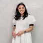 Menggunakan simple dress berwarna putih dengan detail hitam dibagian lengannya, penampilan Nindy Ayunda ini pun curi perhatian. Ia pun memilih menggunakan riasan sederhana serta menambahkan bandana untuk mempermanis gaya penampilannya. (Liputan6.com/IG/@nindyayunda)