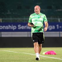 Pelatih Persib Bandung, Bojan Hodak saat memimpin timnya berlatih dalam sesi official training di Stadion Gelora Bangkalan, Madura, Kamis (30/5/2024) jelang laga leg kedua final Championship Series BRI Liga 1 2023/2024 menghadapi Madura United, Jumat, 31 Mei 2024. (Bola.com/Bagaskara Lazuardi)