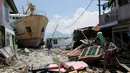 KM Sabuk Nusantara 39 terdampar di antara rumah warga setelah tsunami melanda Palu dan Donggala, Sulawesi Tengah, Selasa (2/10). KM Sabuk Nusantara 39 terhempas tsunami ke daratan sejauh 70 meter dari Pelabuhan Pantoloan. (AP Photo/Tatan Syuflana)