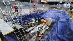 Penemuan artefak di sepanjang proyek MRT CP203 Glodok-Kota, Jakarta, Selasa (20/9/2022). Artefak mulai dari pecahan keramik, botol, dan bata zaman kolonial ditemukan sepanjang proyek MRT CP203 Bundaran HI-Kota, Jakarta Barat. (Liputan6.com/Faizal Fanani)