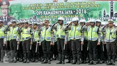Kepolisian Polda Metro mengikuti apel pengamanan Idul Fitri di halaman Mapolda Metro Jaya, Jakarta, Selasa (5/7). Polda Metro kerahkan ribuan personil untuk pengamanan malam takbiran dan jelang Idul Fitri 2016.(Liputan6.com/Yoppy Renato)