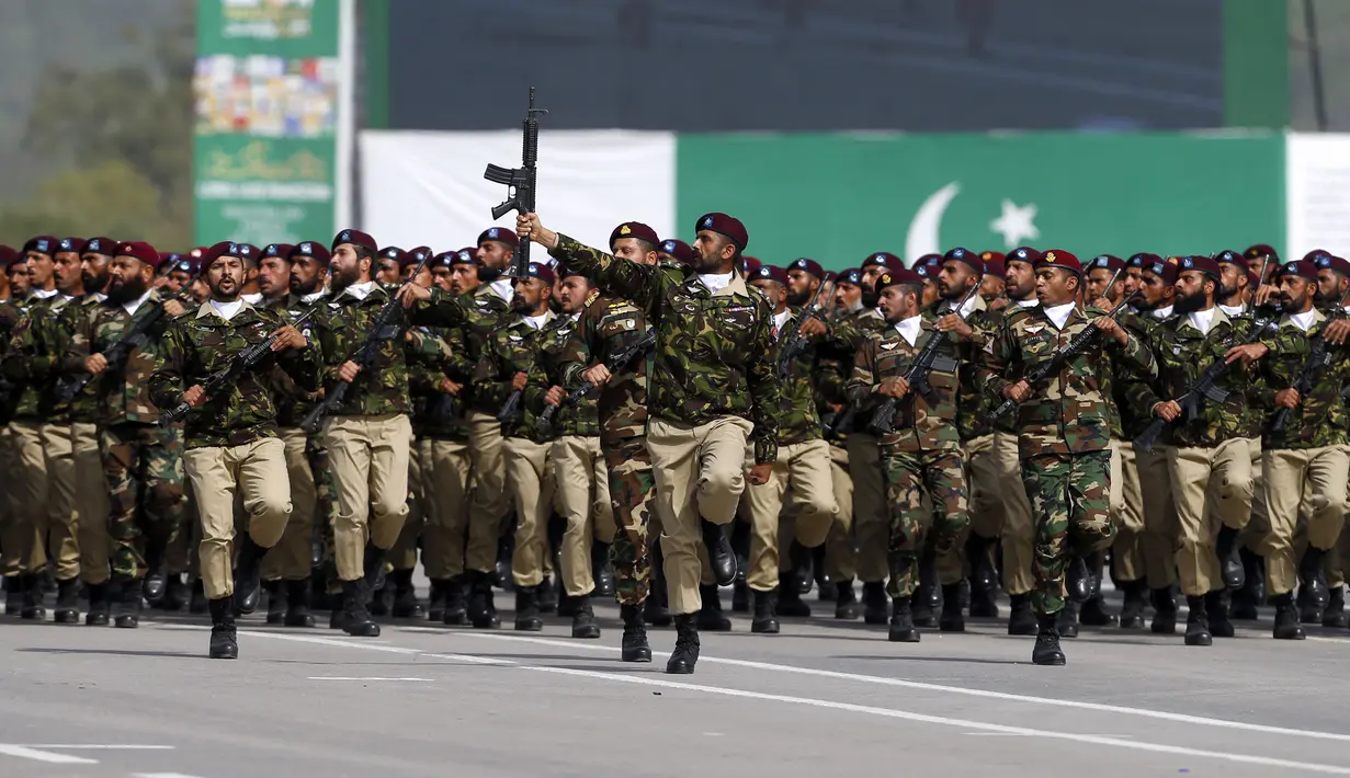Komando Pakistan dari Kelompok Layanan Khusus berbaris saat parade militer memperingati Hari Nasional Pakistan di Islamabad, Pakistan, Rabu (23/3/2022). Hari Nasional Pakistan menampilkan parade militer, unit tentara elite, dan persenjataan berteknologi tinggi. (Anjum Naveed)