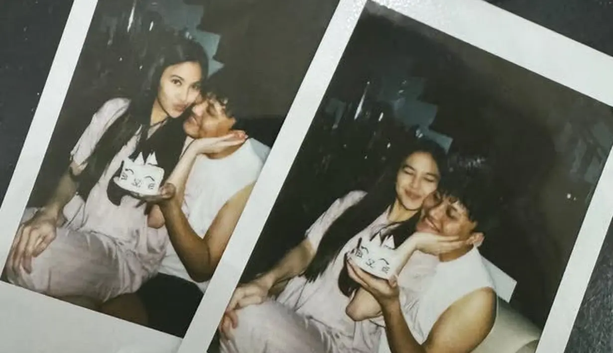 Sang suami, Rizky Febian pun memberikan kejutan ulang tahun dengan memberikan kue tidak terlalu besar warna putih. Tampak Mahalini pun masih mengenakan piyamanya. [@rizkyfbian]