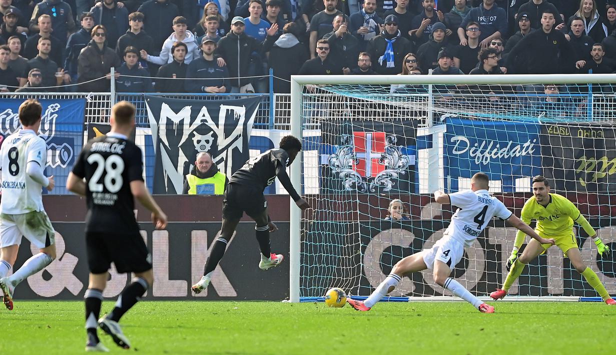 Pemain Como, Assane Diao mencetak gol ke gawang Napoli dalam laga lanjutan Liga Italia 2024/2025 di Giuseppe-Sinigaglia Stadium, Como, Italia, Minggu (23/02/2025) waktu setempat. (AFP/Piero Cruciatti)