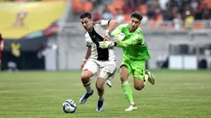 Kiper Timnas Spanyol U-17, Raul Jimenez (kanan), berusaha menghentikan laju dari pemain Jerman U-17 Bilal Yalcinkaya, saat pertandingan perempat final Piala Dunia U-17 2023 yang berlangsung di Jakarta International Stadium, Jumat (24/11/2023). Atas perbuatannya, Jimenez langsung diberikan hadiah berupa kartu merah oleh wasit. (Bola.com/Arief Bagus)