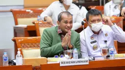 Wakil Menteri Hukum dan HAM Edward Omar Sharif Hiariej saat raker bersama Komisi III DPR, Jakarta, Rabu (6/7/2022). Komisi III dan Pemerintah bersepakat menyelesaikan RUU tentang KUHP khususnya terkait 14 isu krusial RUU KUHP sebelum diserahkan ke pembicaraan tingkat selanjutnya sesuai ketentuan perundang-undangan. (Liputan6.com/Angga Yuniar)