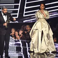 Sebelum mempersembahkan piala pada wanita yang selama ini digosipkan berkencan bersamanya sejak lama itu, pelantun lagu Hotline Bling itu menceritakan keinginannya untuk menjalin kasih bersama Riri panggilan Rihanna. (AFP/Bintang.com)