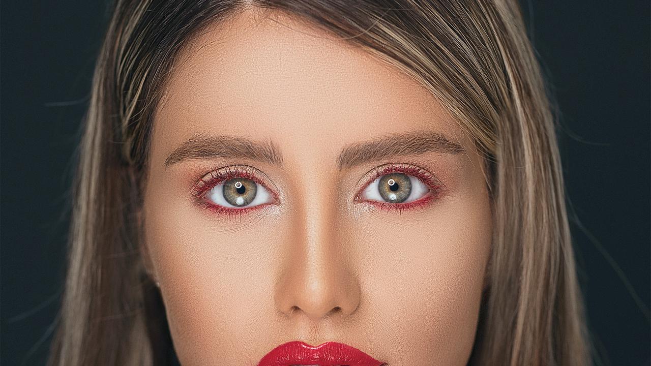 Sebagian besar komunikasi manusia terlihat melalui gestur tubuh