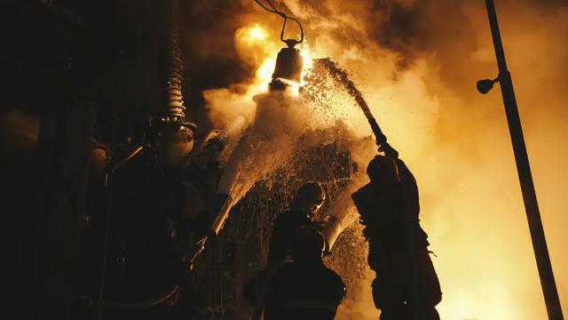 Dalam foto yang dirilis oleh State Emergency Service of Ukraine pada Senin, 19 Desember 2022, pemadam kebakaran Ukraina sedang berusaha memadamkan api di sebuahinfrastruktur setelah serangan drone dari Rusia di Kyiv. (Pavel Petrov, SESU via AP)