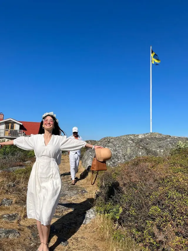 7 Potret Seru Raline Shah Rayakan Festival Midsommar di Swedia Ini Tampil Menawan