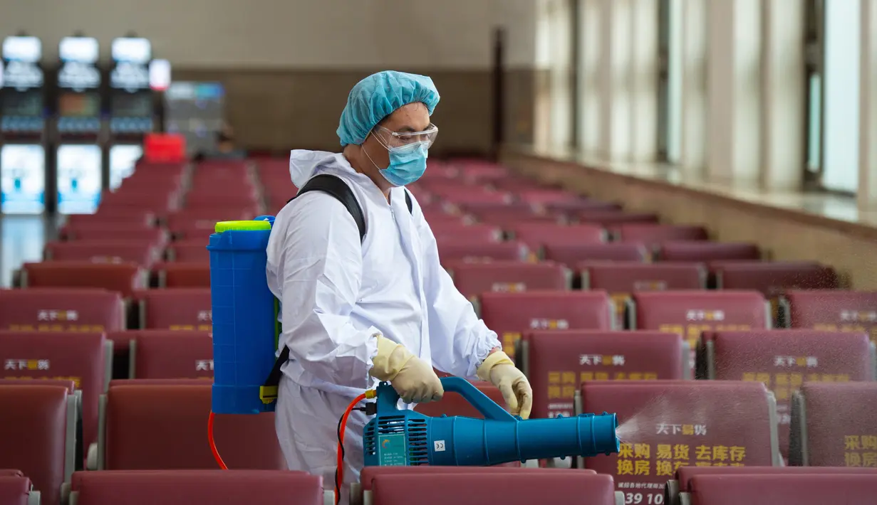 Seorang staf mendisinfeksi ruang tunggu Stasiun Kereta Api Beijing, China (18/6/2020). Menyusul peningkatan tanggap darurat COVID-19 dari Level III ke Level II di Beijing, Stasiun Kereta Api Beijing melakukan langkah-langkah ketat untuk mengendalikan penyebaran COVID-19. (Xinhua/Chen Zhonghao)