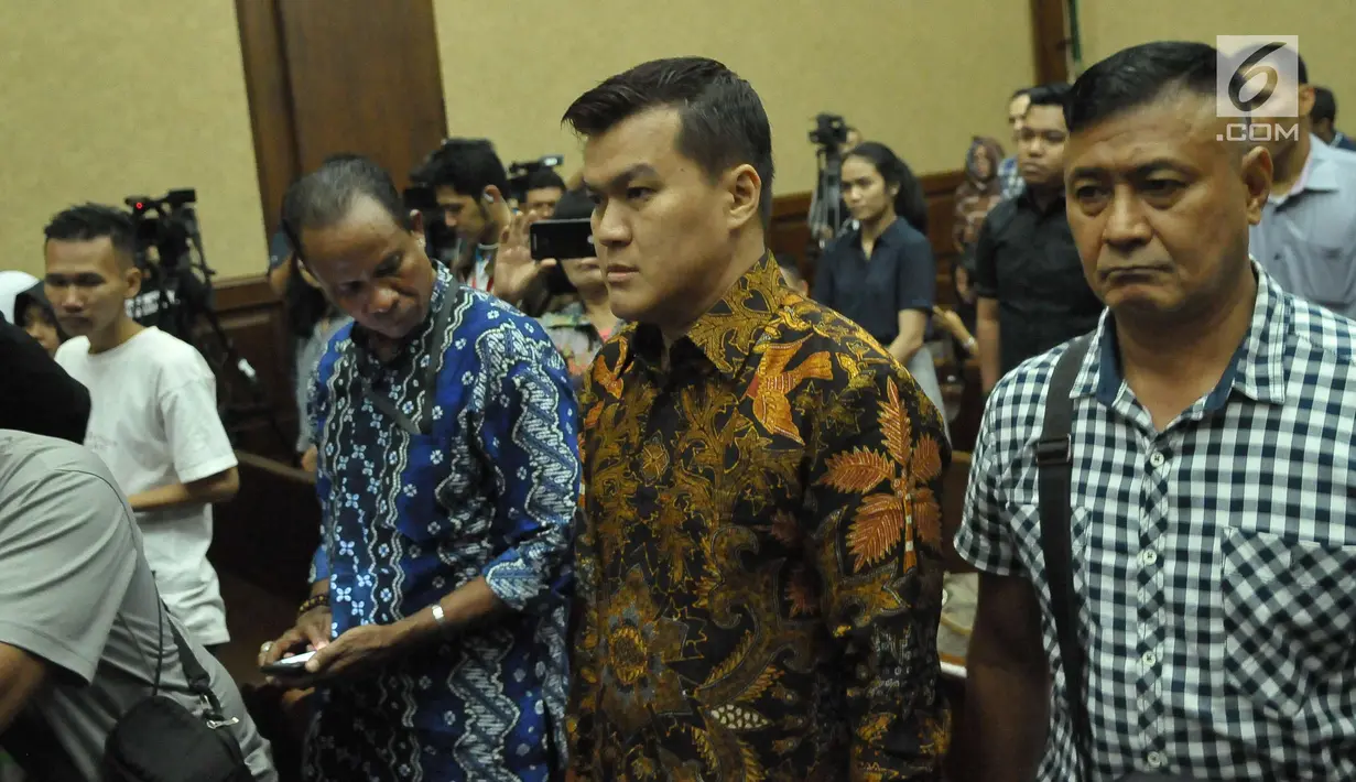 Andi Agustinus atau Andi Narogong (kanan) bersiap menjalani sidang kasus korupsi KTP Elektronik dengan terdakwa Irman dan Sugiharto di Pengadilan Tipikor, Jakarta Pusat, Senin (29/5). (Liputan6.com/Helmi Afandi)