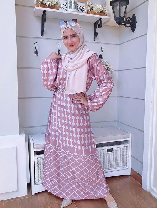 Memilih menggunakan gamis berwarna baby pink dengan motif putih, gaya casual Natalie ini pun cocok digunakan saat hangout. Ia juga memadukan hijab serta sepatu dengan warna senada yang dilengkapi dengan  kacamata. (Liputan6.com/IG/@natalie_sarahs)