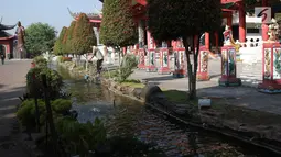 Petugas mengambil air di Kelenteng Sam Poo Kong, Semarang, Jumat (20/7). Kelenteng Gedung Batu Sam Poo Kong sebuah petilasan yaitu bekas tempat persinggahan pertama Laksamana Tiongkok beragama islam Zheng He/Cheng Ho. (Liputan6.com/Herman Zakharia)