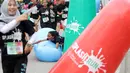 Seorang peserta terjatuh saat melewati balon rintangan pada ajang Splash Run di Pantai Carnaval Ancol, Sabtu (30/7/2016). (Bola.com/Nicklas Hanoatubun)