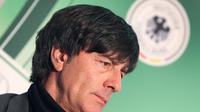 Pelatih tim nasional Jerman Joachim Low dalam sesi konferensi pers di Frankfurt, 31 Oktober 2016. (AFP/Daniel Roland)