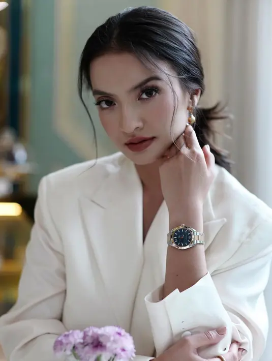 Gaya OOTD Raline Shah dengan jas berwarna putih ini terlihat begitu elegan. Dirinya juga memilih memakai aksesoris sederhana berupa jam tangan serta anting berbentuk simpel. (Liputan6.com/IG/@ralineshah)